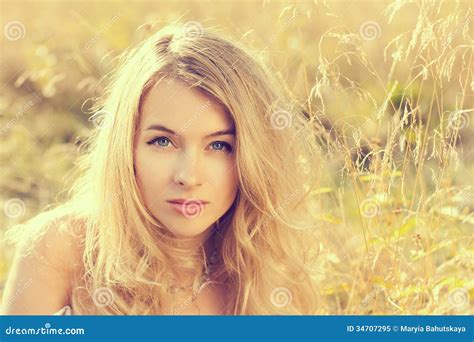 Portrait De Femme Blonde Sur Le Fond De Nature Image Stock Image Du Beau Visage 34707295