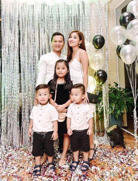 Mẹ của cặp song sinh hot MXH Tôi giải quyết xung đột của con bằng ôm và thơm má nhau