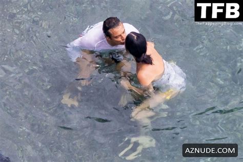 Katy Perry Sexy Seen Flaunting Her Hot Figure Wearing A Strapless Swimsuit At The Beach In