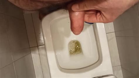 Писаю в унитаз и после разминаю залупу Pornhub Gay