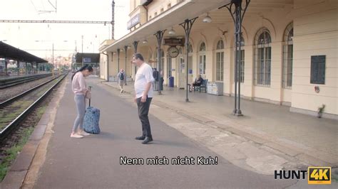 Free HUNT4K Sex mit dem Jäger hilft der Brünetten und ihrem Freund Geld für das Ticket zu