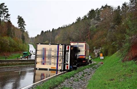 Unfall In Horb Lastwagen Anh Nger Kippt Um Horb Umgebung