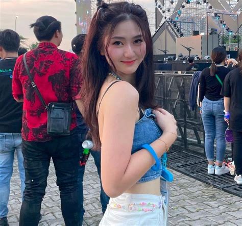 Hot Girl H My S H U Nhan S C K O Ng T Y U B N Trai M I N I Ti Ng Sao