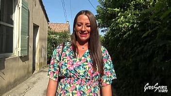 Mila une incroyable brunette qui adore les nouvelles expériences XVIDEOS