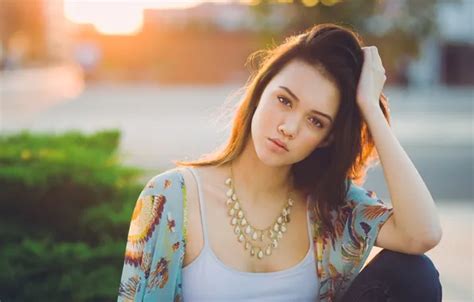 Wallpaper look girl brunette for mobile and desktop section девушки resolution 2048x1185