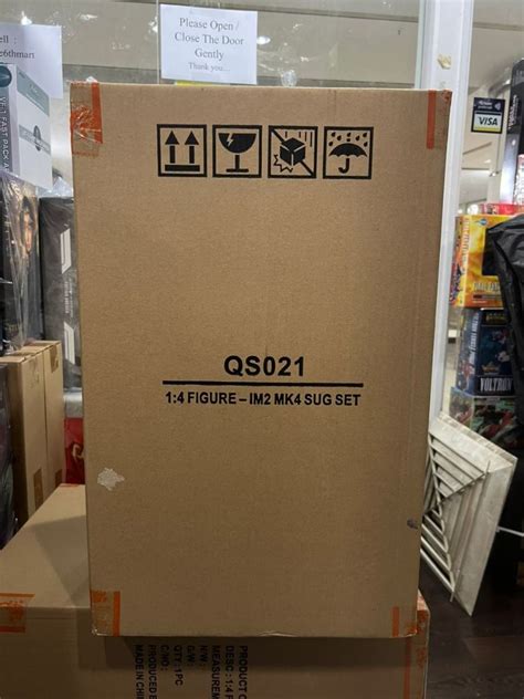 HOT TOYS QS IRON MAN IRON MAN MARK IV WITH SUIT UP GANTRY TH SCALE COLLECTIBLE SET