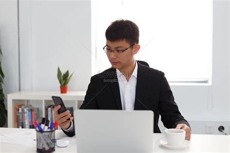 Gratis Foto Pria Yang Bekerja Di Kantor, Unduh di Lovepik