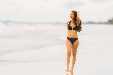 Portrait Belle Jeune Femme Asiatique Porter Un Bikini Sur La Mer Photo Gratuite