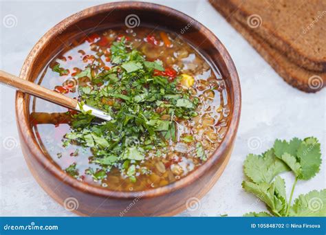 Sopa Peruana Com Quinoa Arroz Vermelho E Lentilhas Em Uma Bacia De