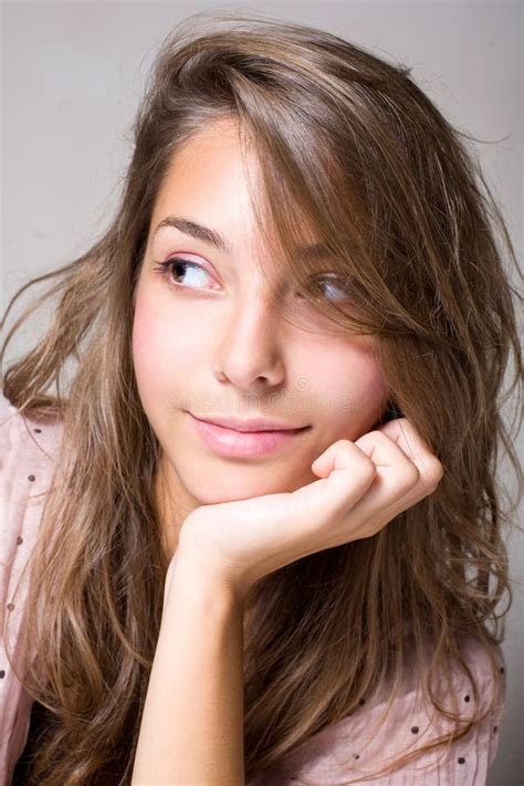Jeune Fille De Sourire Magnifique De Brunette Photo Stock Image Du Beau Assez 18554906