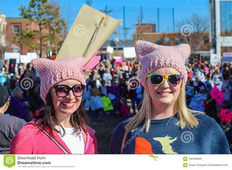 Twee Vrouwen In Zonnebril En Roze Pussy Hoeden Bij De Dag Maart Van Vrouwen In Tulsa Oklahoma De