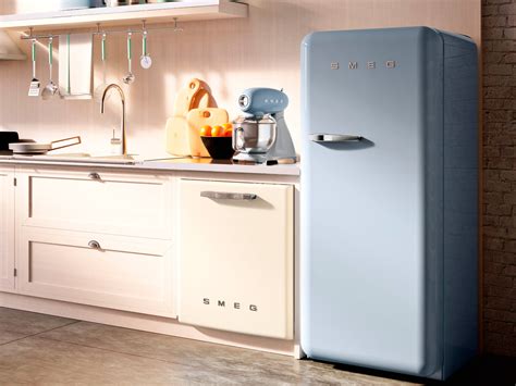 Холодильник Smeg FAB28RAZ1 | купить по цене 94 790 рублей в интернет ...