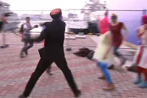 Sotchi Les Pussy Riot Molest Es Par Des Milices Cosaques