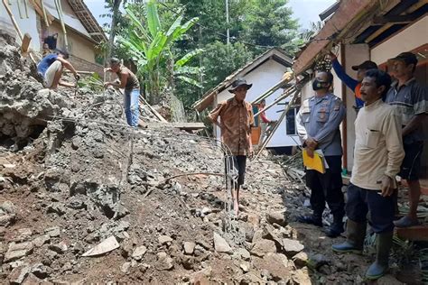 Longsor Rusak Dua Rumah Warga Cigalontang Tasikmalaya Ayo Tasik