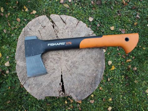 Die Fiskars X7 Universalaxt im Test bei goodforwood.de