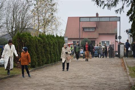 Mieszkańcy Sępólna Krajeńskiego tłumnie ruszyli na groby bliskich Ruch