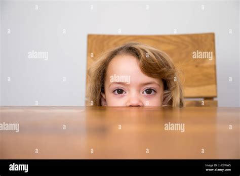 Visage Cach De Fille Blonde Banque De Photographies Et Dimages