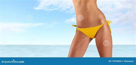 Mujer En Bikini Amarillo En Fondo Del Mar Y Del Cielo Foto De Archivo