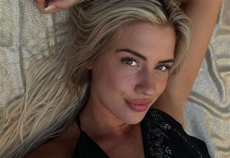 Nederlandse Dj Babe Romy Draait Plaatjes In Een Zomerse Outfit En Da S