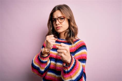 Jeune Belle Fille Blonde Portant Des Lunettes Et Un Pull D Contract Sur Fond Rose Isol Pr T