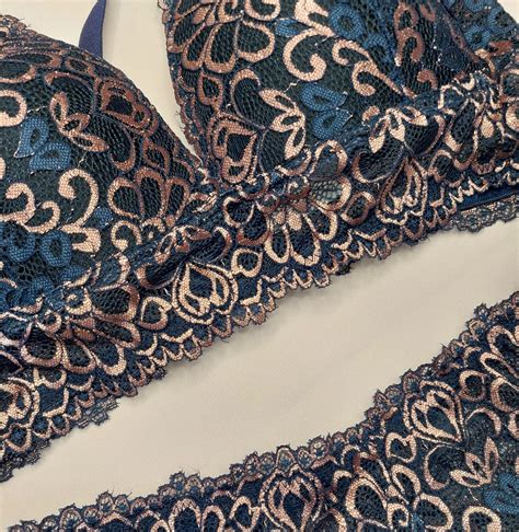 Lingerie conjunto de sutiã e calcinha renda azul marinho detalhe Viva Diva Lingeries