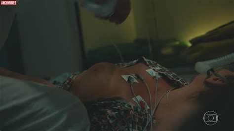 Naked Fabiula Nascimento in Sob Pressão II