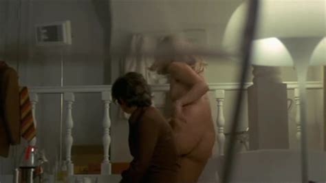 Naked Lisbeth Olsen in Der må være en sengekant