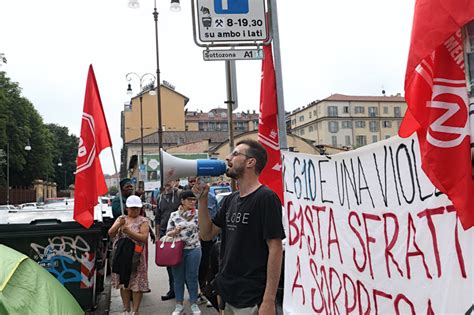 Esplosione Di Sfratti A Torino Presidio Di Prendocasa Davanti All