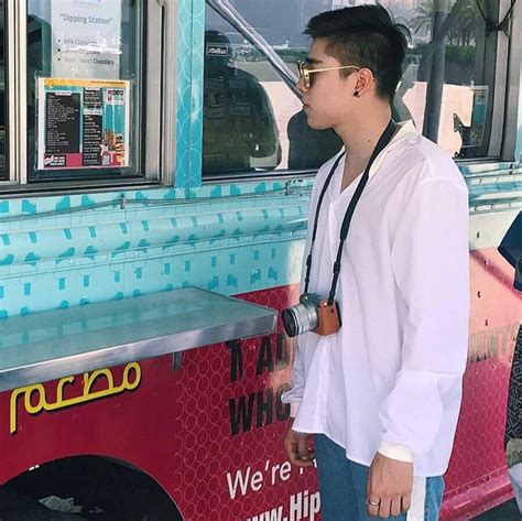 Hot boy xe bus thêm một lần khiến các cô gái phát sốt với hình ảnh lịch lãm chuẩn soái ca