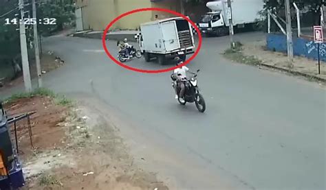 Video Un Cami N Choc Contra Una Moto En La Que Viajaban Dos Mujeres Y