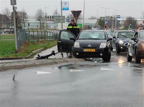 Lichtgewonde Na Botsing Tussen Fietser En Automobilist Op Rotonde In