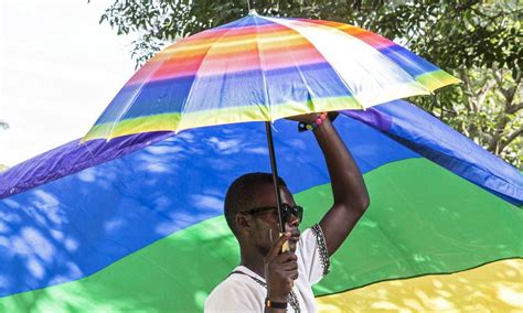 Uganda celebra revogação de lei anti homossexualidade Parada do Orgulho Gay Jornal O Globo