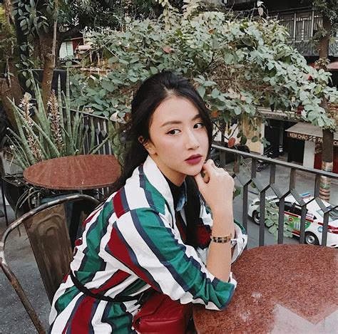 SON MÔI Những màu son lạ được các hot girl tích cực diện dịp Tết vừa qua