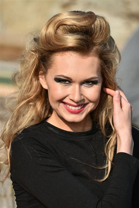 Le Portrait Ext Rieur De Mode De La Jeune Belle Femme Blonde Avec Lumineux Composent Image Stock