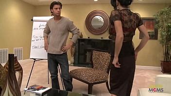 Sa grosse bite est parfaite pour le patron de la milf brune aux gros seins qui aspire à une