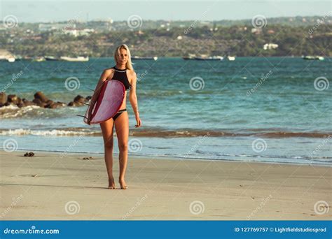 Persona Que Practica Surf De Sexo Femenino Hermosa En Bikini Con Caminar De La Tabla Hawaiana