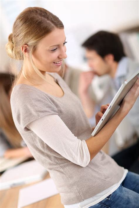 Belle Jeune Femme à L aide Du Comprimé Photo stock Image du blonde technologie