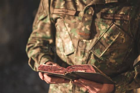 Soldado Vestido Con Uniforme De Camuflaje Sosteniendo Una Biblia En La