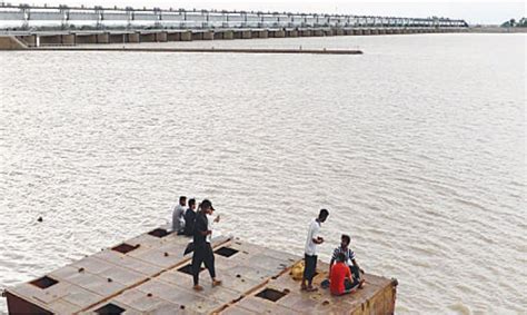 Guddu Sukkur Barrages In Medium Flood As Peak Arrives Pakistan