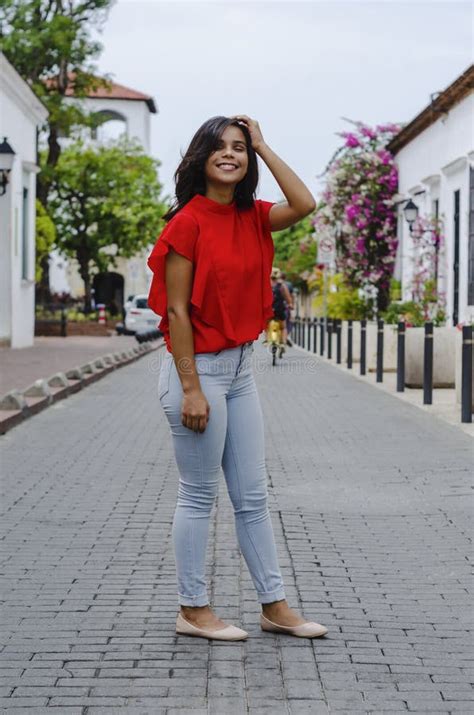 Portr T Im Freien Des Jungen Sch Nen M Dchens Bis Jahre Alt Brunette Aufstellung Mitten In