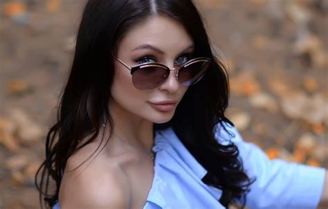 Скачать обои girl Model photo blue eyes lips brunette black hair necklace раздел девушки