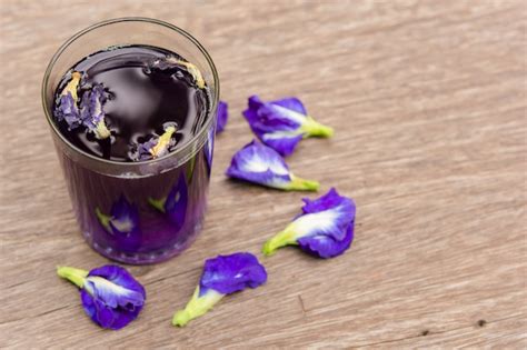 Suco De Ervilha Borboleta E Flor De Ervilha Borboleta Em Fundo Madeira