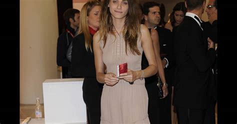 Elisa Sednaoui sublime dans une robe nude Alberta Ferretti et perchée sur des sandales J