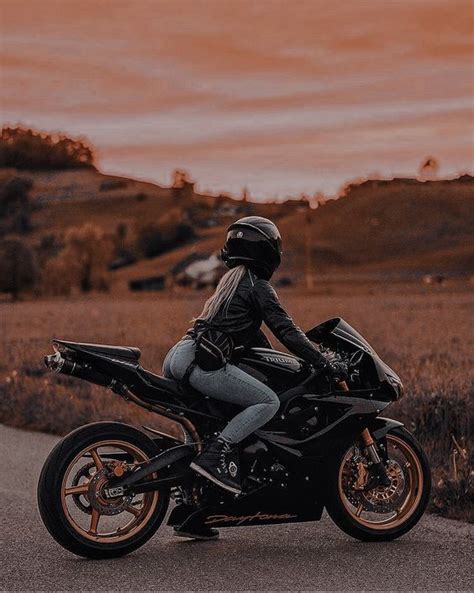 Deleitando La Vista Explorando La Belleza De Las Mujeres Con Sus Motocicletas Hot News Today