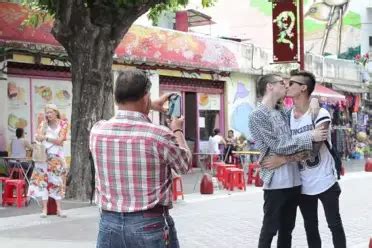 Pareja GAY realiza experimento social besándose en cada esquina Mira la reacción de la gente