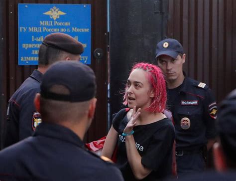 Des membres du groupe contestataire russe Pussy Riot de nouveau arrêtés juste après leur libération