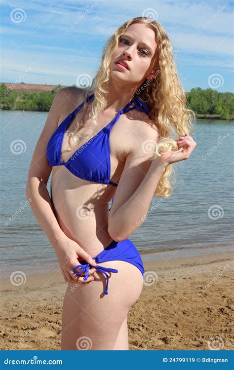 Consideravelmente Blonde Na Praia Imagem De Stock Imagem De Terno