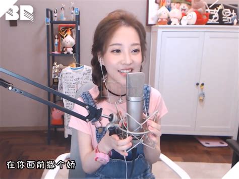 Cô nàng streamer hot nhất xứ Trung Quốc lộ ảnh nhan sắc kì lạ nghi là do phẩu thuật thẩm mỹ