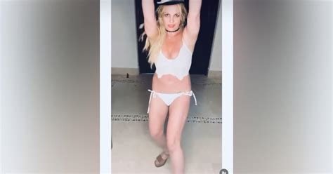 Britney Spears Dances In Bikini Bottoms Says She S Focused On Healing
