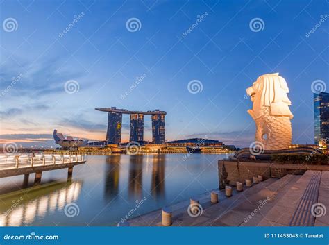 Singapore September 25 2017 The Merlion Fountain And The Mari